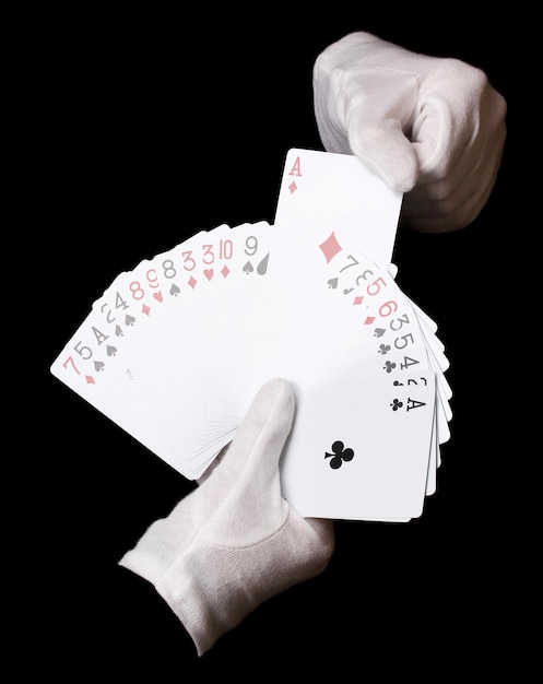 Cartões nas mãos isoladas em preto