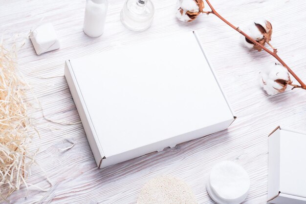 Cartón blanco, cajas de cartón en la mesa de madera, para pequeñas empresas cosméticas