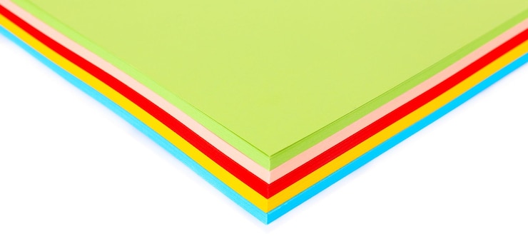 Foto cartón de colores sobre fondo blanco.