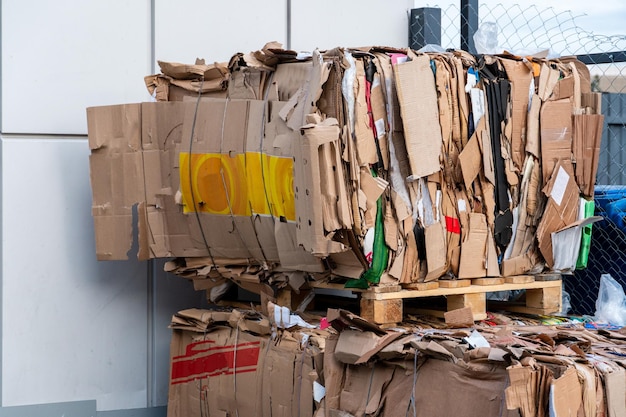 Cartón y productos de papel apilados para su posterior procesamiento Una empresa de reciclaje de papel usado Basura de papel en la planta de reciclaje Recolección separada de basura