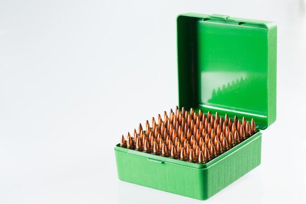Cartuchos de caza en una caja de plástico. Caja de almacenamiento de bala.