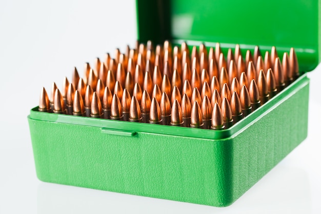 Cartuchos de caza en una caja de plástico. Caja de almacenamiento de bala.