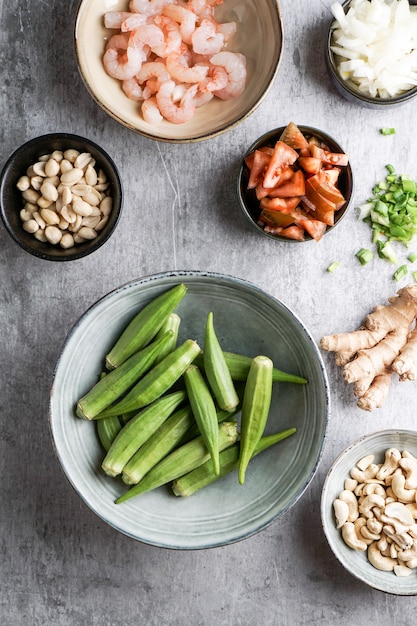 Caruru ingredientes, prato tradicional afro-brasileiro feito com quiabo e camarão seco, tomate., castanha de caju e amendoim