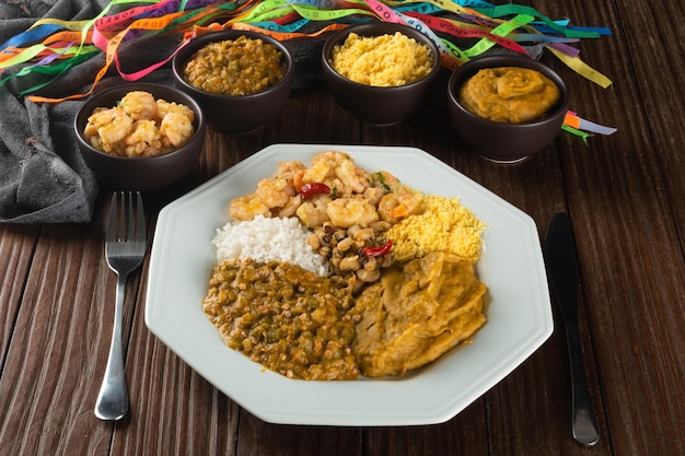 Caruru Plato tradicional afrobrasileño elaborado con okra y camarones secos acompañado de vatapa frijoles arroz camarones y farofa