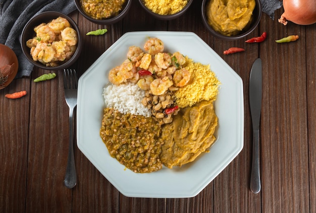 Foto caruru prato tradicional afro-brasileiro feito com quiabo e camarão seco acompanhado de feijão vatapa arroz de camarão e farofa