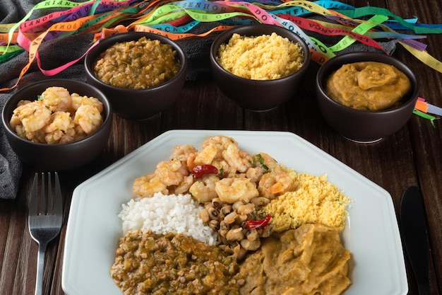 Caruru Traditionelles afro-brasilianisches Gericht aus Okraschoten und getrockneten Garnelen, begleitet von Reisgarnelen aus Vatapa-Bohnen und Farofa