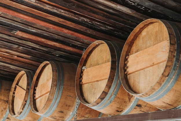 Foto carvalho de madeira marrom de tanque de vinho e fermentação, armazenamento de produtos agrícolas.