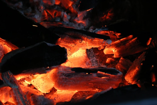 Carvão brilhante em um churrasco no brasil close-up