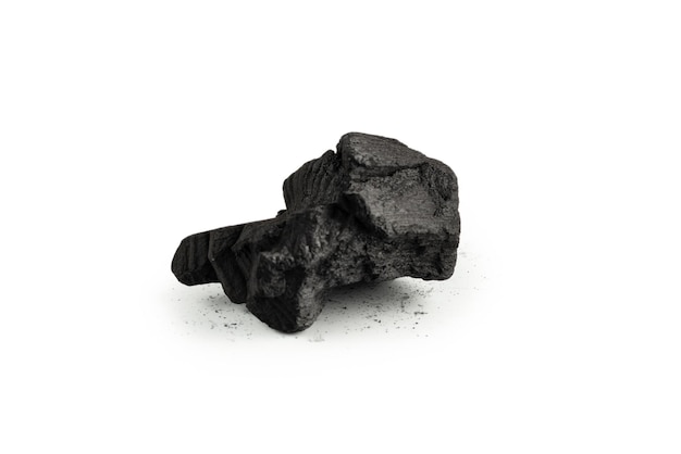 Carvão de carvalho preto isolado em um fundo branco