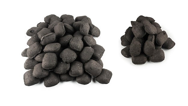 Carvão de carvalho preto isolado no fundo branco
