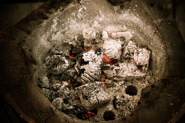 Carvão de fogão quente no fogo