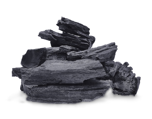 Carvão de madeira dura isolado no branco