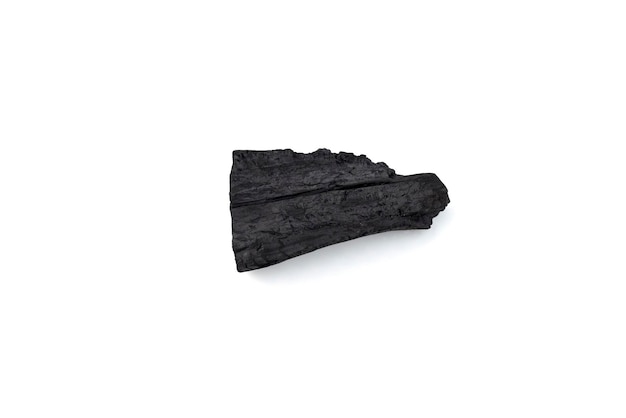 Carvão de madeira natural isolado no fundo branco Pilha de carvão isolado no fundo branco