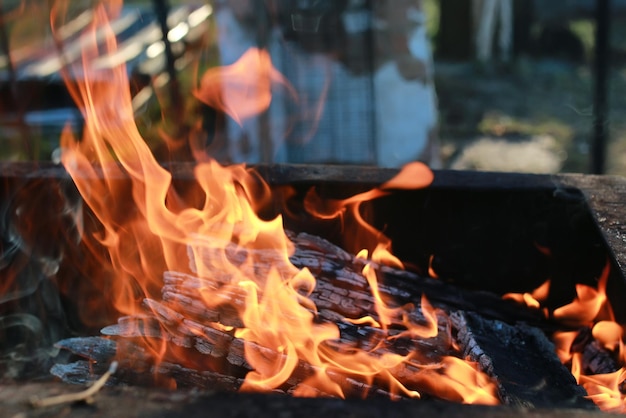 Carvão e chama de fogo