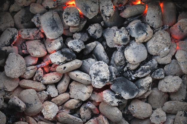 Carvão incandescente para fritar alimentos ao ar livre.