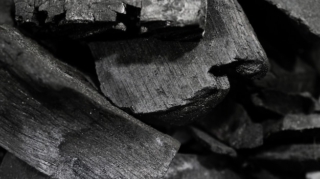 carvão preto no piso texturizado preto carvão vegetal reesidue preto de carbono produzido por forte aquecimento