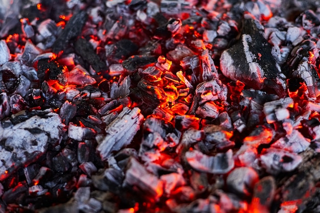 Carvão quente na grelha