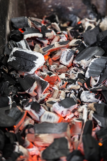 Carvão vegetal perto quente em churrasco