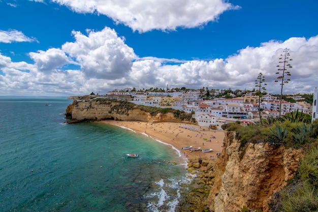 Carvoeiro pequena cidade na falésia na costa do Algarve