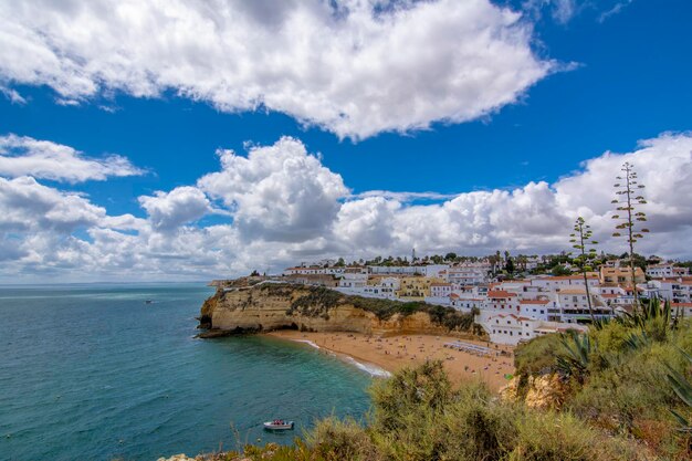 Carvoeiro pequena cidade na falésia na costa do Algarve