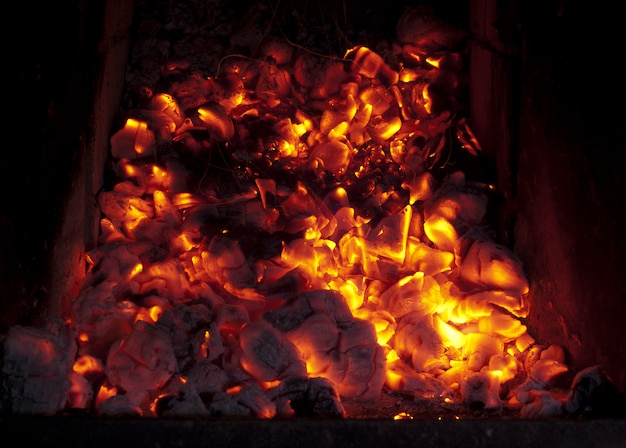 Foto carvões ardentes no forno