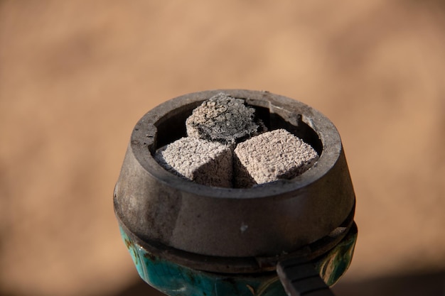 Carvões para cachimbo de água closeup carvões na tigela de cachimbo de água