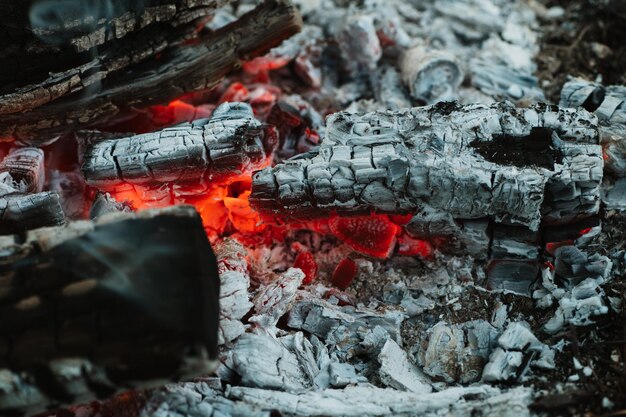 Carvões queimando na lareira, fogo como um dos quatro elementos