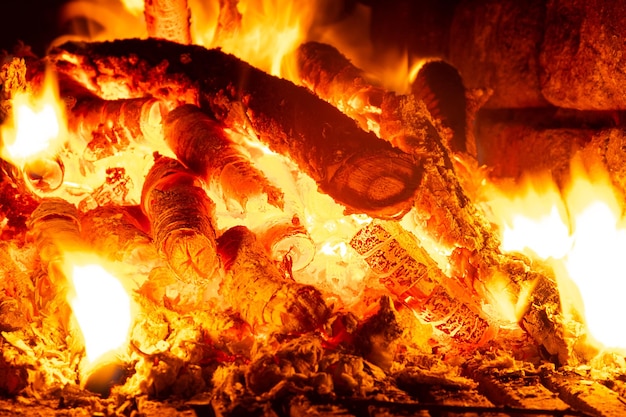 Carvões queimando no forno, fogo na lareira.