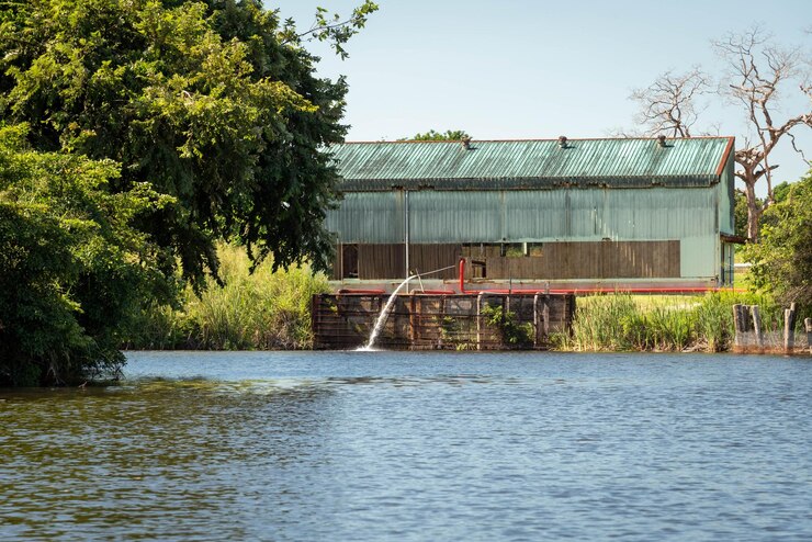 Foto casa abandonada ao lado de um lago contra o céu