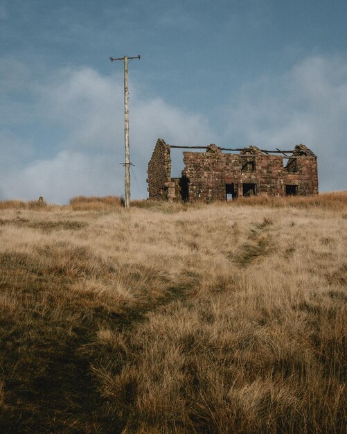 Foto casa abandonada en el campo contra el cielo