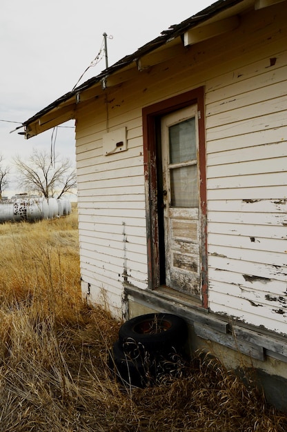 Foto una casa abandonada en el campo.