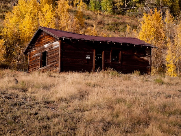 Foto casa abandonada en cinnamon pass, colorado.