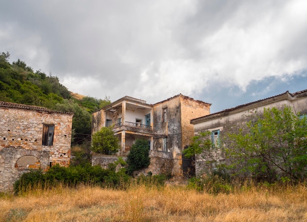 Casa abandonada de la ciudad de vacaciones de Loutra Edipsou en la isla Evia en Grecia