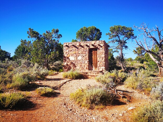 Una casa abandonada contra un cielo azul claro