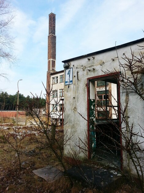 Foto casa abandonada contra el cielo