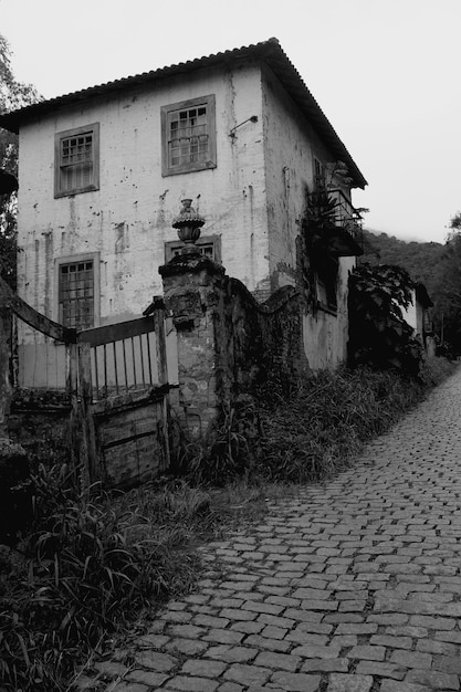 Foto casa abandonada contra o céu