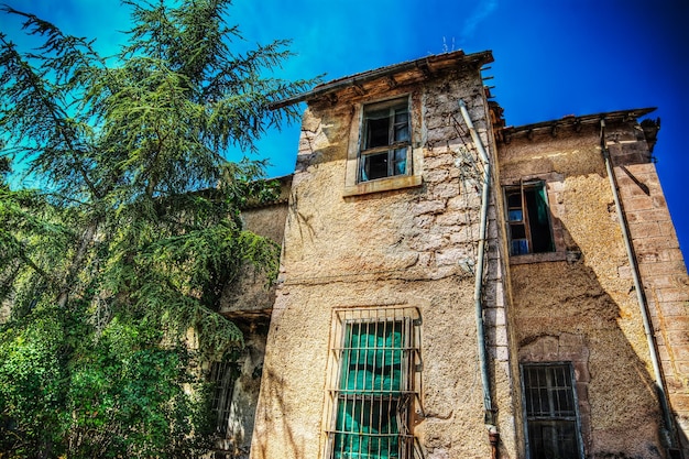 Casa abandonada em efeito de mapeamento de tom hdr