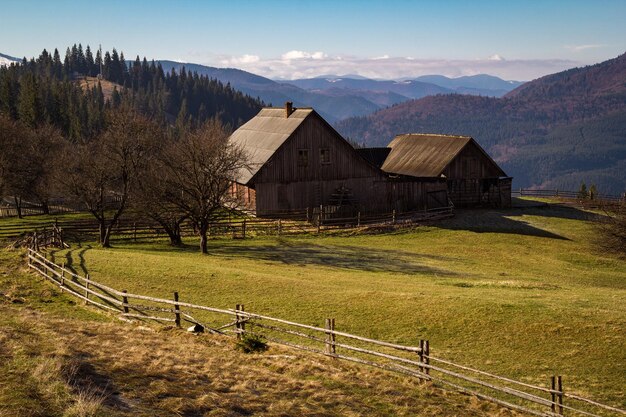 Casa abandonada nas montanhas dos Cárpatos gravando esboço desenhado à mão