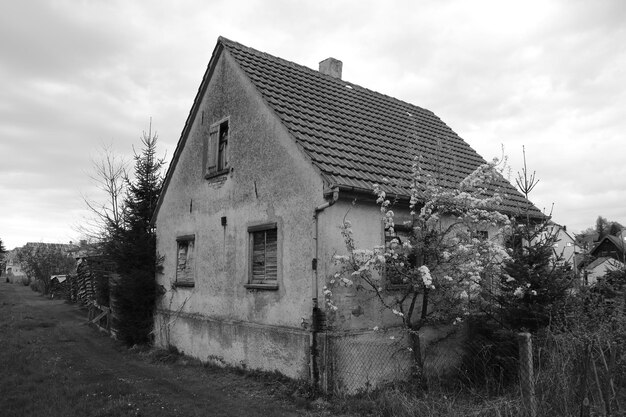 Foto casa abandonada no campo contra o céu