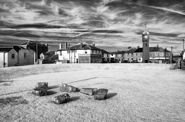 Foto casa abandonada no campo por edifícios contra o céu