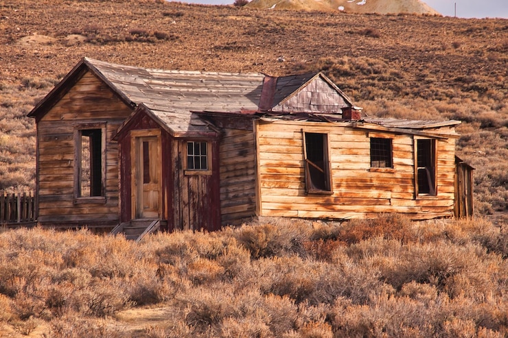 Foto casa abandonada no campo.