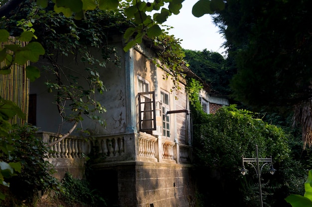 Casa abandonada no jardim