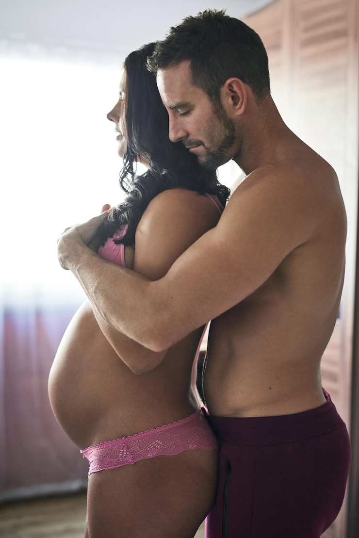 Foto casa abraço e grávida com casal estômago e bem-estar com os pais apoio e ligação juntos gravidez saudável e homem com mulher abraço e relacionamento com o casamento felicidade e barriga