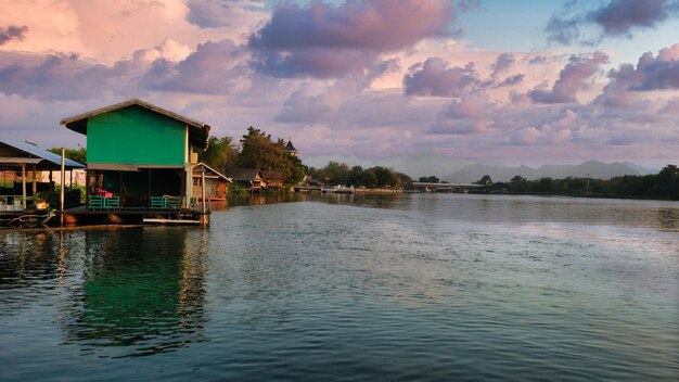 una casa en el agua con un techo verde