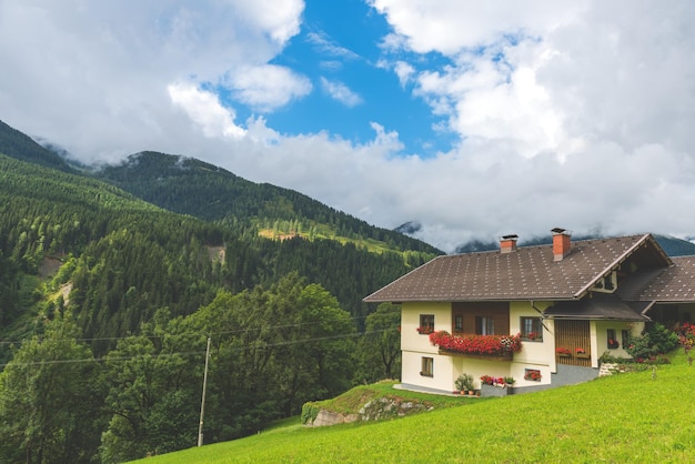 Casa alpina tradicional en las montañas del bosque verde Disparo horizontal