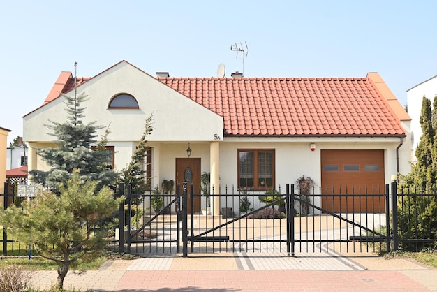 Casa amarela com telhado vermelho Arquitetura agradável Casa moderna e bonita em estilo europeu