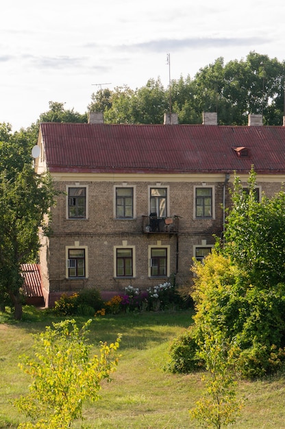 Foto casa antiga com longas antenas no telhado