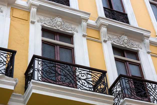 Casa antigua con balcones y ventanas.