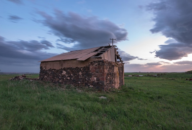 casa antigua en el campo verde