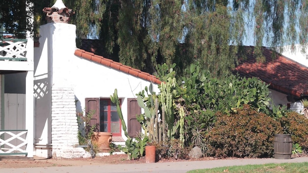 Casa antigua mexicana blanca ventana y jardín suculenta planta de cactus california